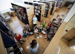 Bibliopedagoško delo - skupina otrok med policami