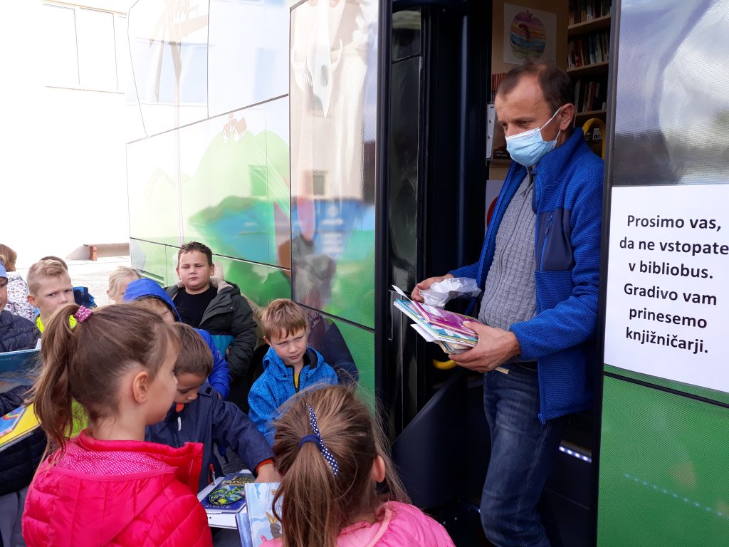 Prevzem gradiva med epidemijo COVID-19, bibliobus Ptuj