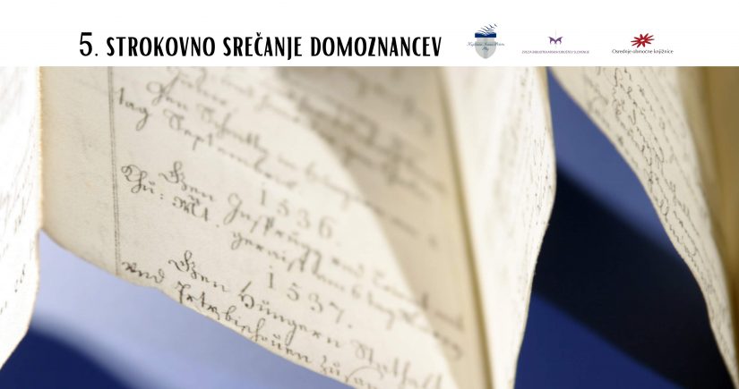 Na vrhu je velik naslov »5. strokovno srečanje domoznancev«. Desno so manjši logotipi organizatorjev/partnerjev (Knjižnica Ivana Potrča Ptuj, Zveza bibliotekarskih društev Slovenije, osrednje območne knjižnice). V ozadju je fotografija detajla starih rokopisnih listov z ročno pisavo, posneta od blizu z mehko zamegljenim ozadjem v modri barvi.