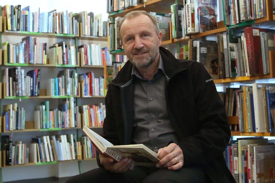 Matjaž Eržen med knjigami